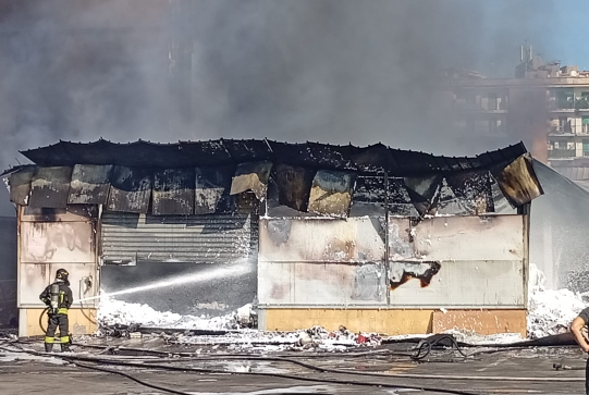 Incendio presso capannone via Brin (Napoli), diossine sotto il valore di riferimento